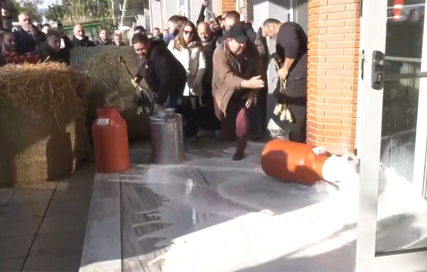 Αγρότες στην Καβάλα ρίχνουν γάλα, άχυρα και σταφύλια στους δρόμους – Κλιμακώνεται η ένταση στις διαμαρτυρίες
