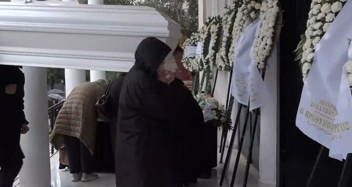 Σε ατμόσφαιρα θλίψης το ύστατο χαίρε στον 24χρονο που σκοτώθηκε στο τροχαίο στη Λούτσα – Στεφάνι απέστειλε ο Κυριάκος Μητσοτάκης