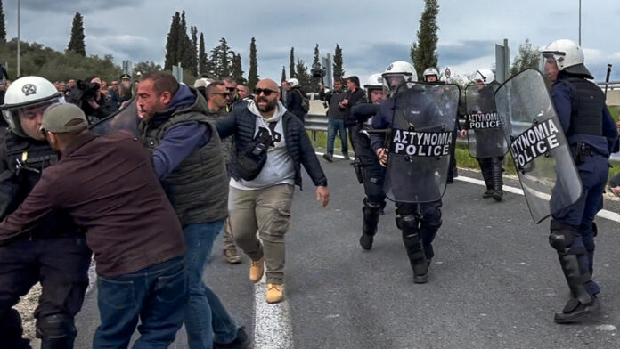 Ξύλο στο μπλόκο των αγροτών του Κιάτου – Δακρυγόνα και εκτροπή κυκλοφορίας