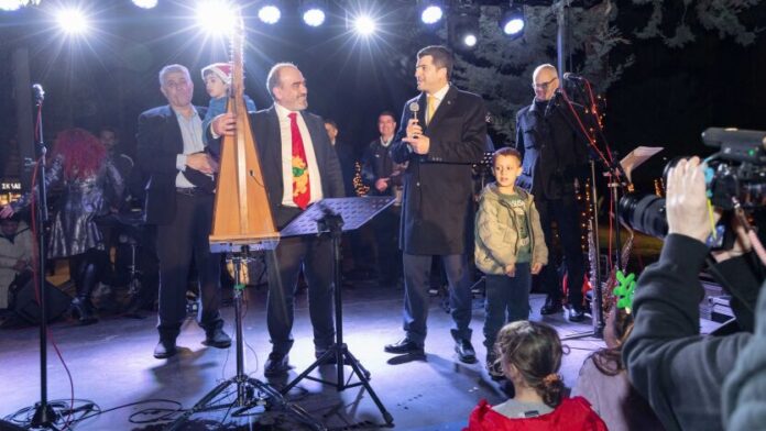 Λαμπερή φωταγώγηση του Χριστουγεννιάτικου Δέντρου στη Νέα Ερυθραία