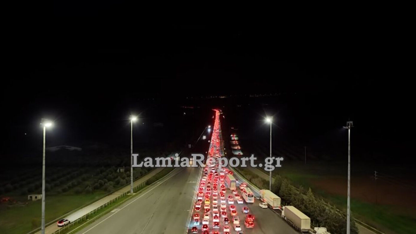 Απίστευτη η χθεσινή ταλαιπωρία για τους ταξιδιώτες στην Εθνική Οδό: Ουρά 10 χιλιομέτρων στη Λαμία – «Καθίσαμε σε ΛΕΑ για να ταΐσουμε την 5μηνη κόρη μας»