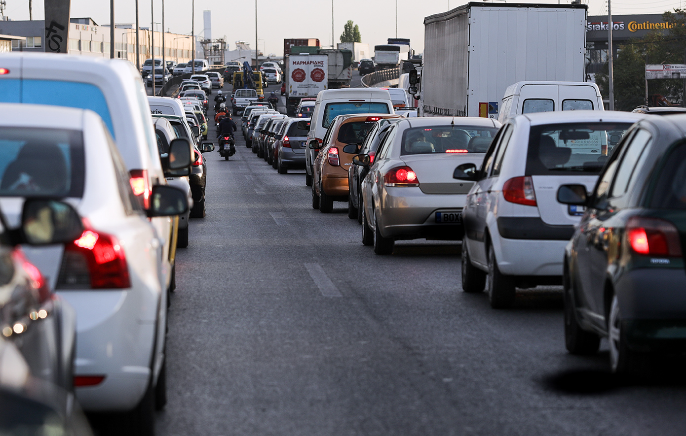 Κίνηση τώρα: Τροχαίο φορτηγού με ΙΧ στην άνοδο Κηφισού – Κυκλοφορία μόνο από τη ΛΕΑ