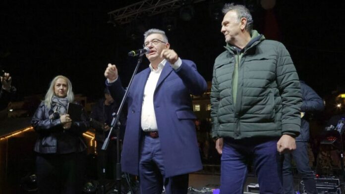 Λαμπερή η Φωταγώγηση του Χριστουγεννιάτικου Δέντρου στην Κόρινθο