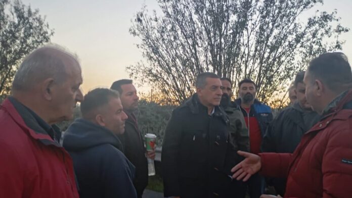 Στο πλευρό των αγροτών ο Περιφερειάρχης Θεσσαλίας – Επίσκεψη στο μπλόκο της Νίκαιας