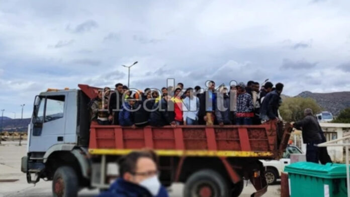 Με φορτηγά πήραν 230 μετανάστες από τις παραλίες στην Κρήτη – Έφτασαν πέντε λέμβοι μέσα σε λίγες ώρες