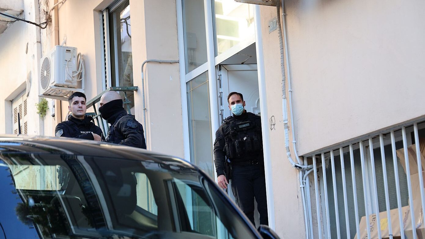 «Δεν το άντεχα πια»: Σημείωμα ηλικιωμένου που προσπάθησε να σκοτώσει τη σύζυγό του πριν πηδήξει στο κενό – Δείτε βίντεο