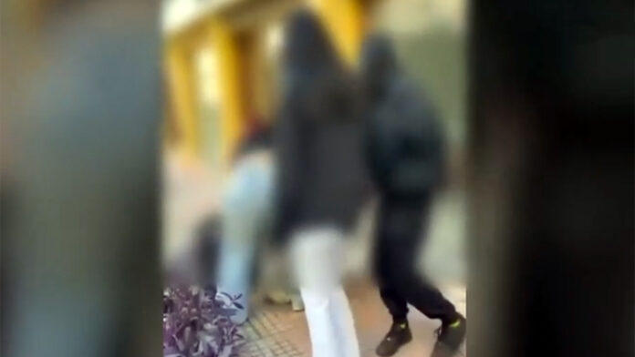 «Γροθιά στο στομάχι» το άγριο ξύλο μεταξύ μαθητριών στη Λαμία – «Δεν φταίει η κόρη μου, τσακώθηκαν για ένα αγόρι»