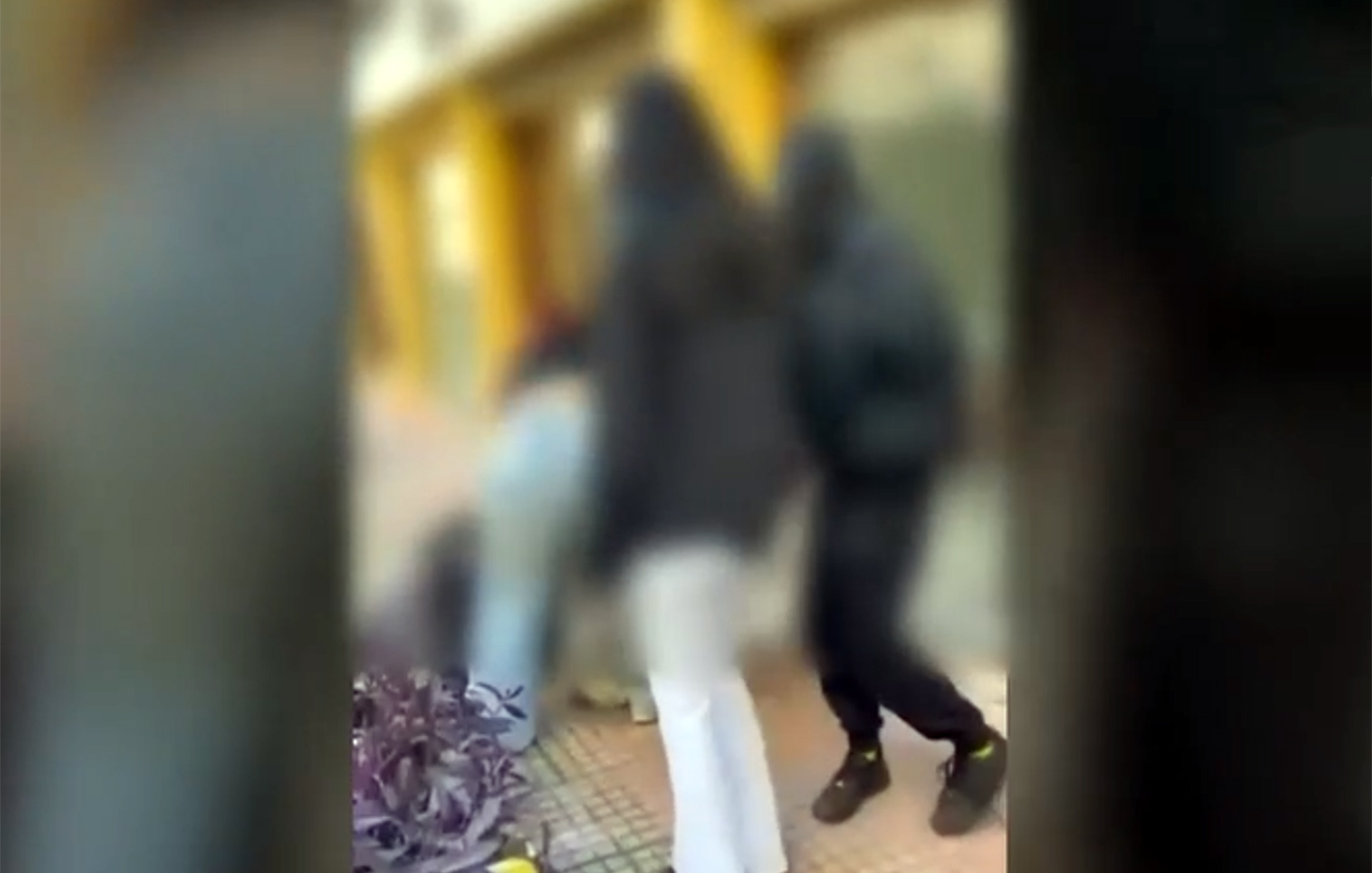 «Γροθιά στο στομάχι» το άγριο ξύλο μεταξύ μαθητριών στη Λαμία – «Δεν φταίει η κόρη μου, τσακώθηκαν για ένα αγόρι»