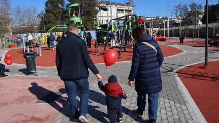 Η Λάρισα αποκτά δέκα νέες μοντέρνες παιδικές χαρές