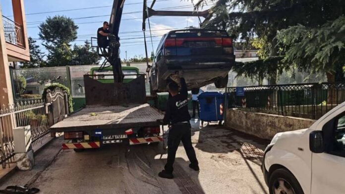 Καθαρισμός εγκαταλελειμμένων αυτοκινήτων από τον Δήμο Λαρισαίων