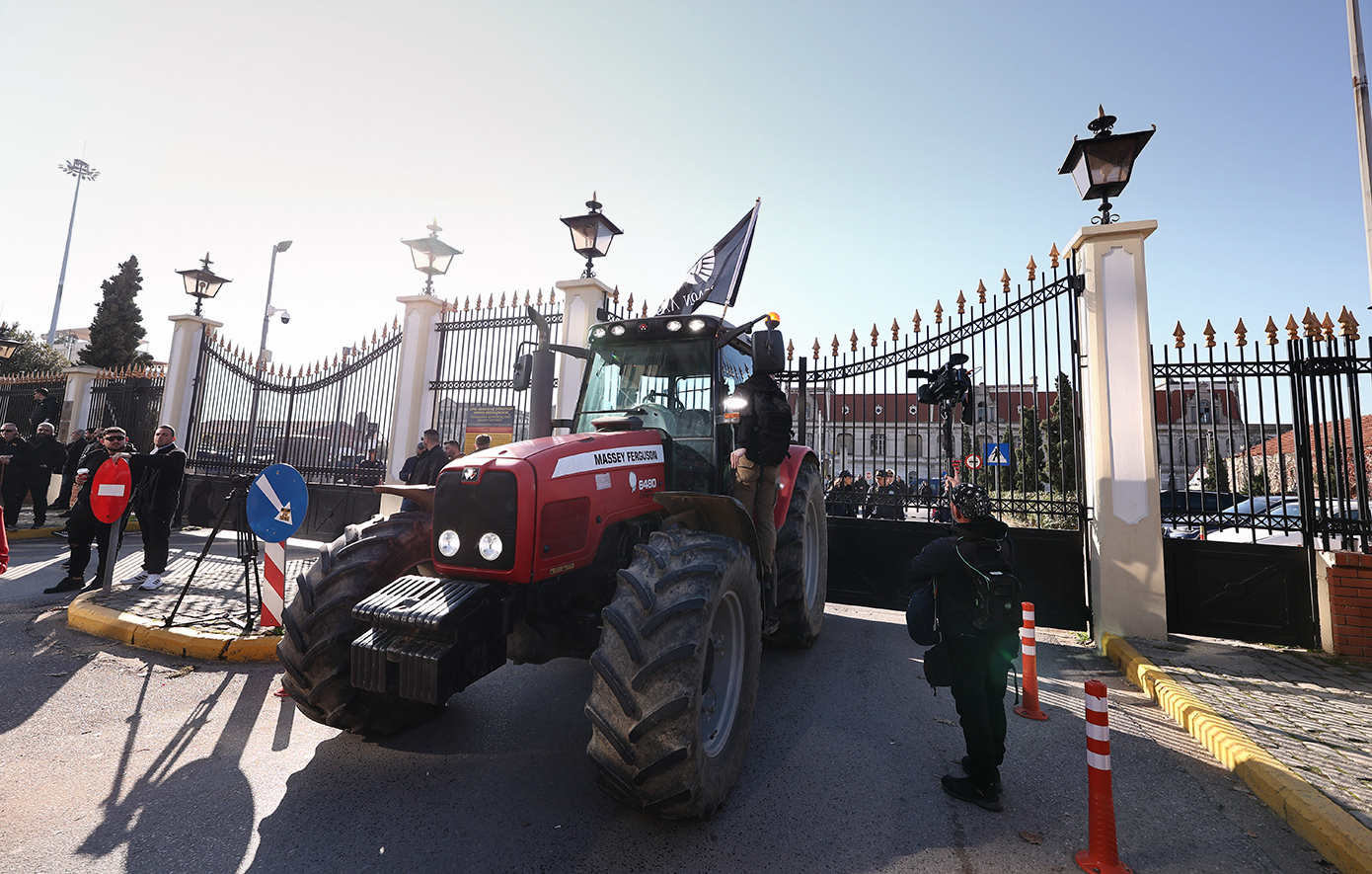 Εισβολή αγροτών με τρακτέρ στο λιμάνι της Θεσσαλονίκης – Δείτε βίντεο και εικόνες