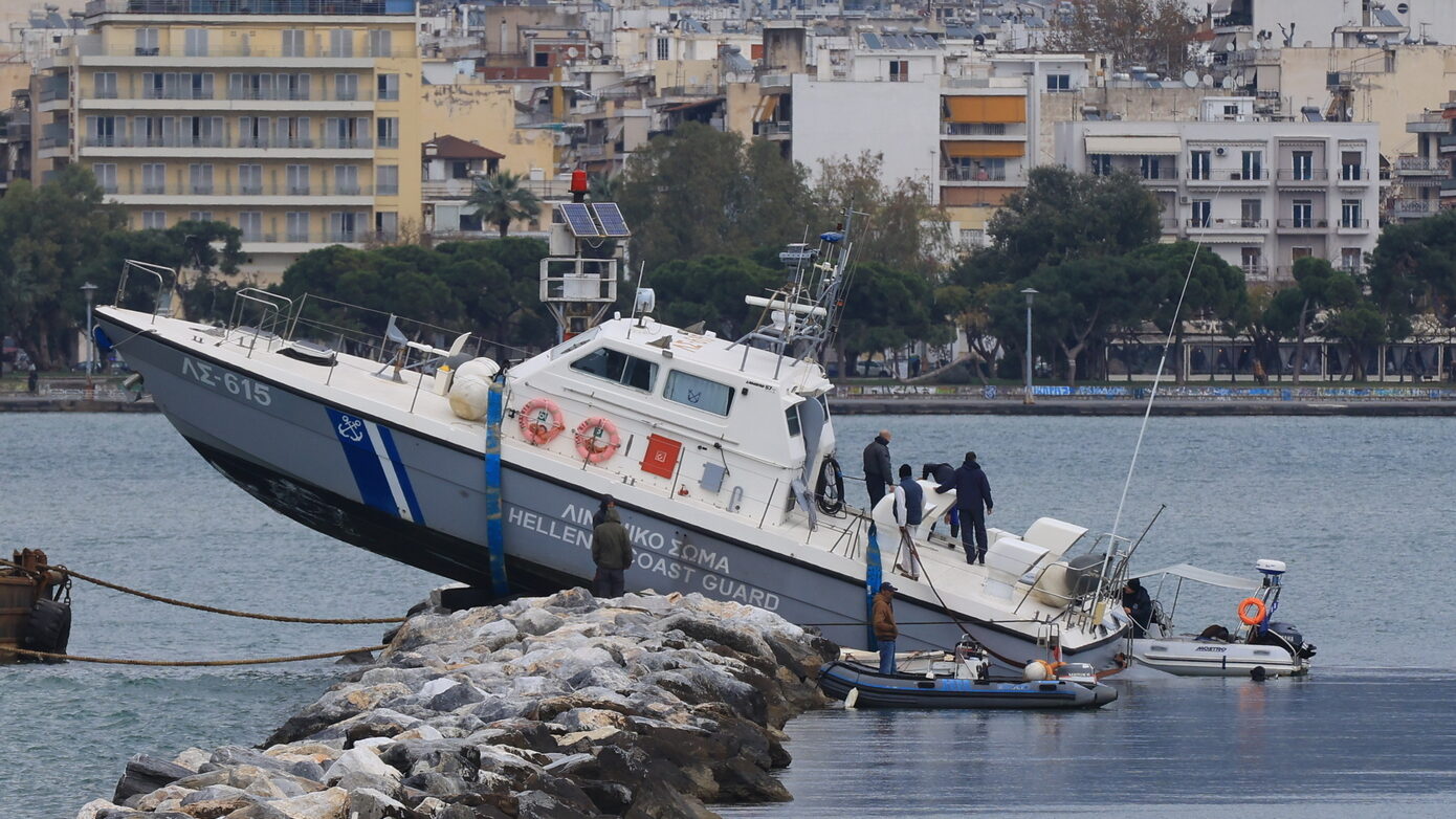 Πλοίο του Λιμενικού συγκρούστηκε με βράχια στην είσοδο του λιμανιού Βόλου