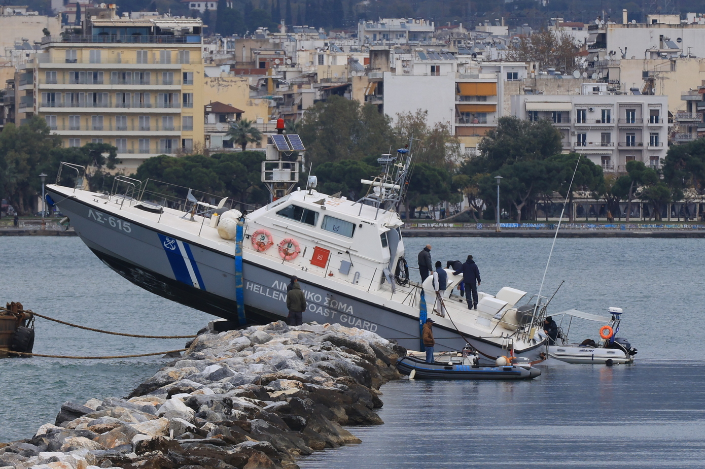 Πλοίο του Λιμενικού συγκρούστηκε με βράχια στην είσοδο του λιμανιού Βόλου