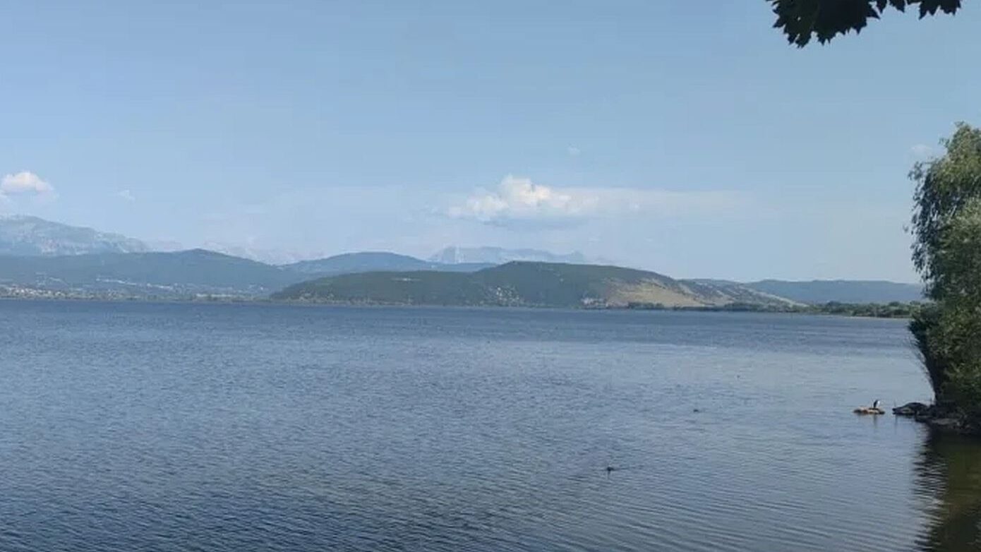 Ιωάννινα: 54χρονη διασώθηκε σώα από αστυνομικούς αφού έπεσε στη λίμνη