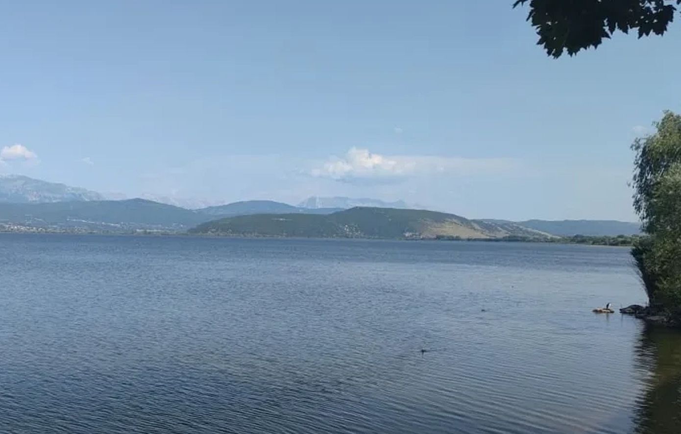 Ιωάννινα: 54χρονη διασώθηκε σώα από αστυνομικούς αφού έπεσε στη λίμνη