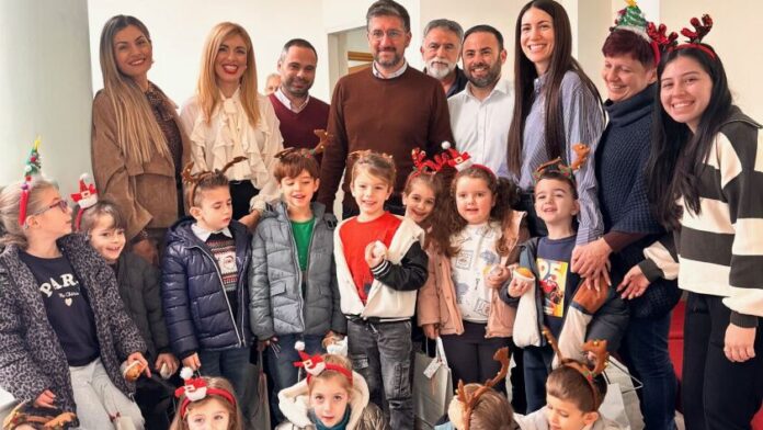 Παιδιά βρεφονηπιακού σταθμού Μαλεβιζίου τραγουδούν κάλαντα στον Δήμαρχο
