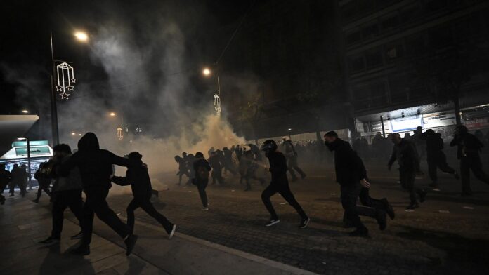 Στο αυτόφωρο 15 άτομα που ενεπλάκησαν στα επεισόδια στην πορεία για τη μνήμη του Αλέξανδρου Γρηγορόπουλου
