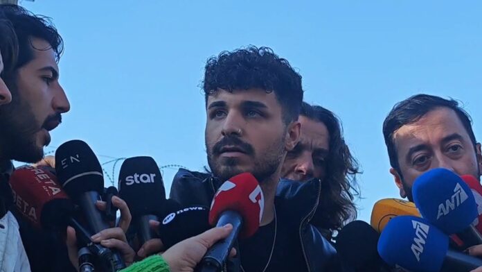 «Δεν απαίτησα χρήματα, μόνο ηθική αποκατάσταση», δηλώνει ο 21χρονος τραγουδιστής που καταγγέλλει τον Γιώργο Μαζωνάκη