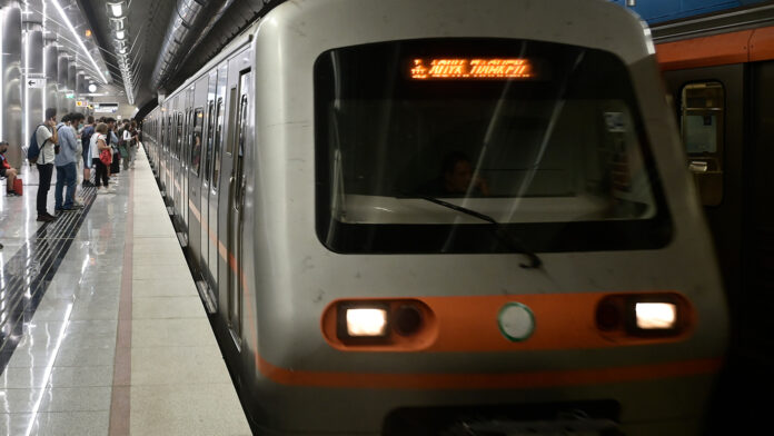 Οι τελικές διαδρομές σε μετρό, τραμ, λεωφορεία και τρόλεϊ για απόψε, παραμονή Πρωτοχρονιάς