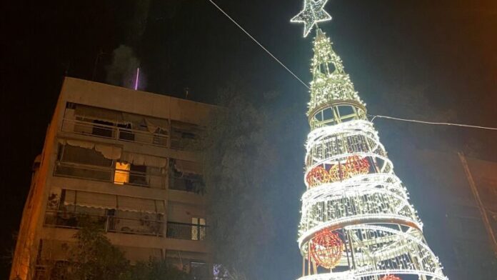 Λαμπερή φωταγώγηση του Χριστουγεννιάτικου δέντρου στον Δήμο Μοσχάτου-Ταύρου