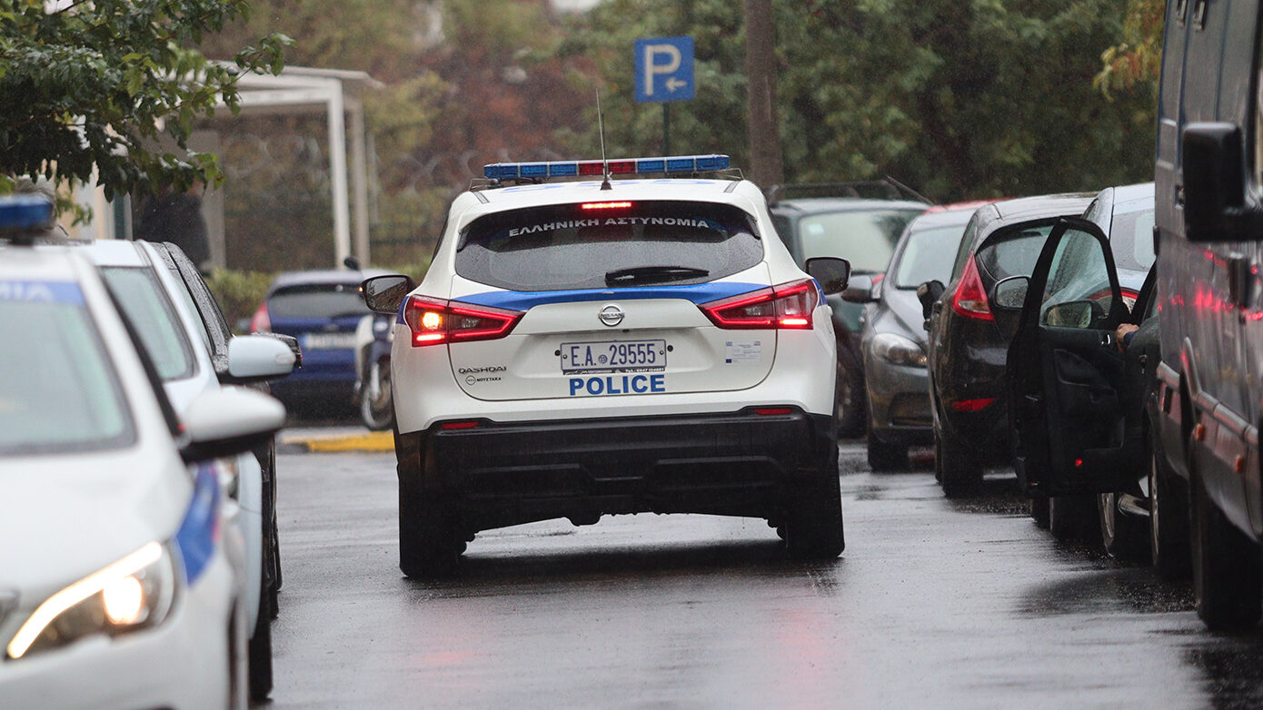 Συνελήφθη συμμορία που λήστευε πρακτορεία τυχερών παιχνιδιών στην Αττική – Εξιχνιάστηκαν έξι περιστατικά ληστείας