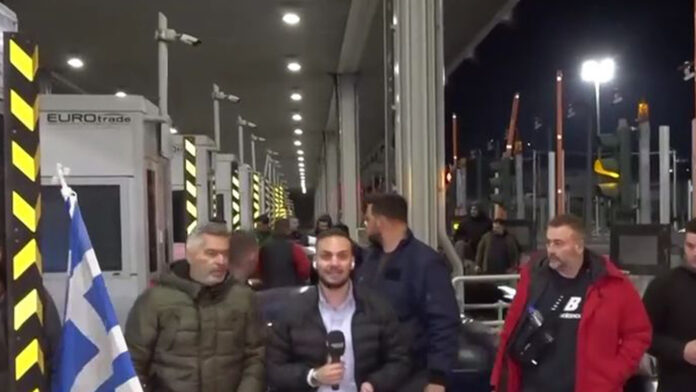 Οι αγρότες στα διόδια Αφιδνών: Άνοιξαν τις μπάρες προς Αθήνα