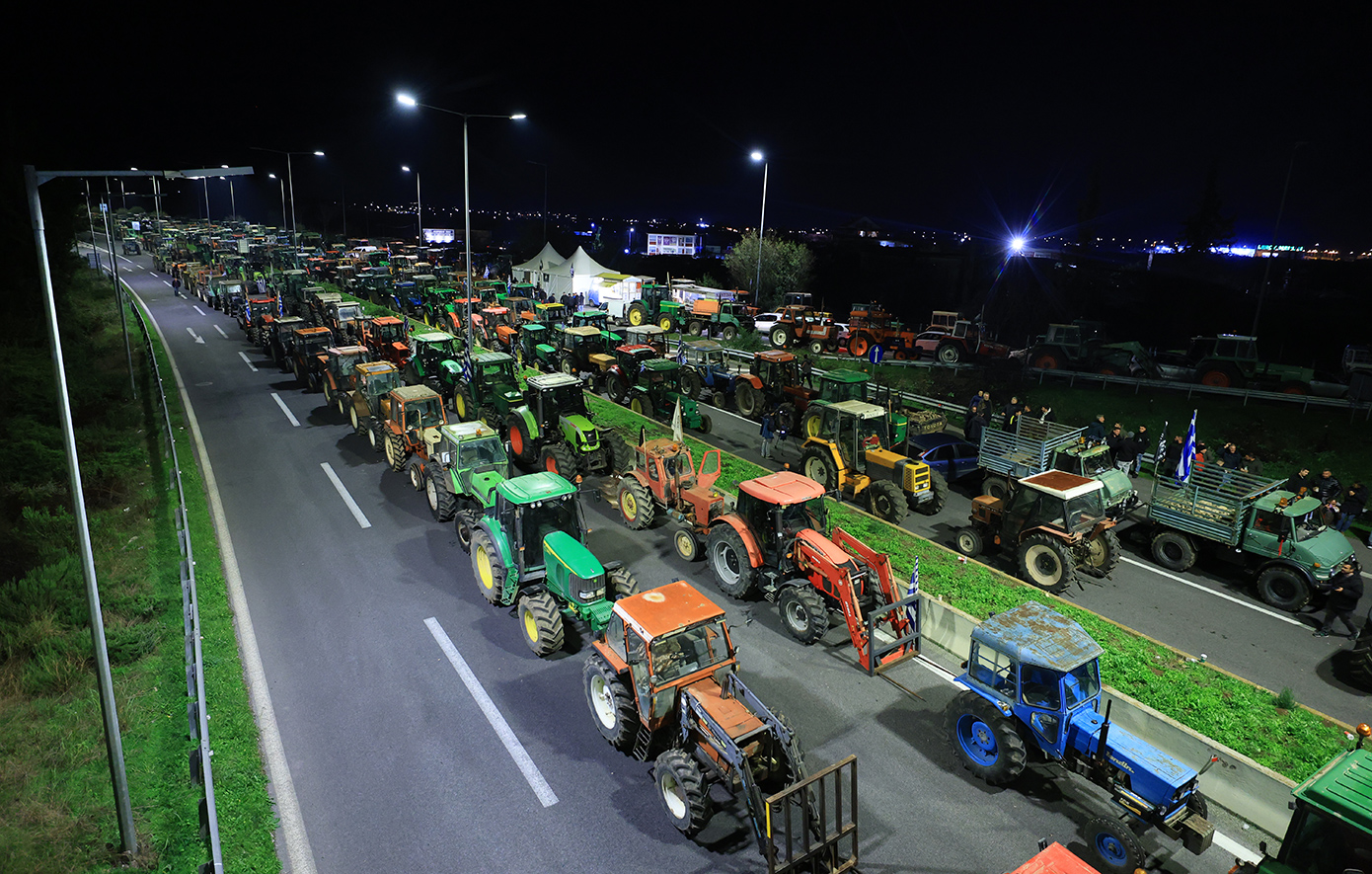 Ανυποχώρητοι οι αγρότες: Ενδυναμώνουν το μπλόκο στη Νίκαια – Στόχος πάνω από 1.000 τρακτέρ