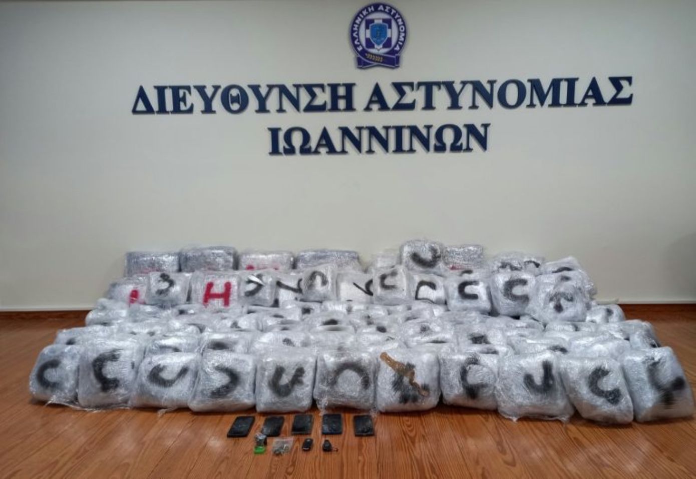 Ανακάλυψη 215 κιλών κάνναβης στα Ιωάννινα – Μετέφερε και παιδί δυόμισι ετών