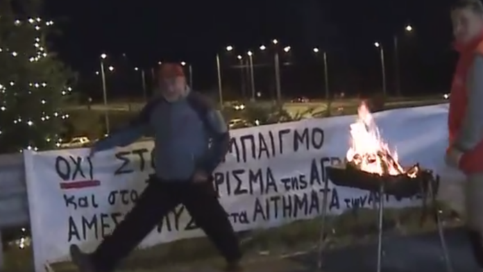 Αγρότης εκτελεί σπαγγάτο σε απευθείας μετάδοση στην Καρδίτσα – Εκπληκτική στιγμή από τα μπλόκα