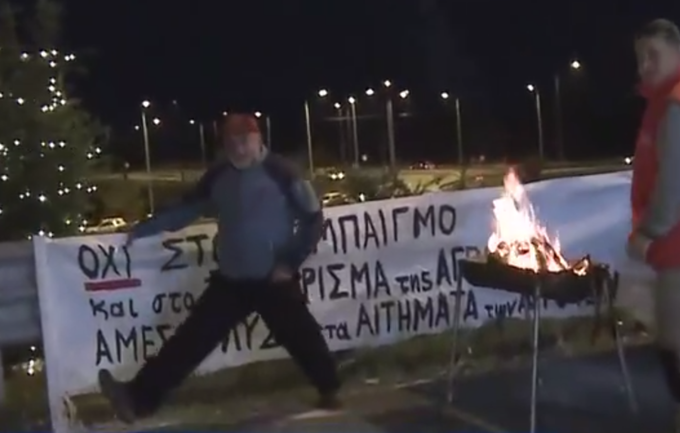 Αγρότης εκτελεί σπαγγάτο σε απευθείας μετάδοση στην Καρδίτσα – Εκπληκτική στιγμή από τα μπλόκα