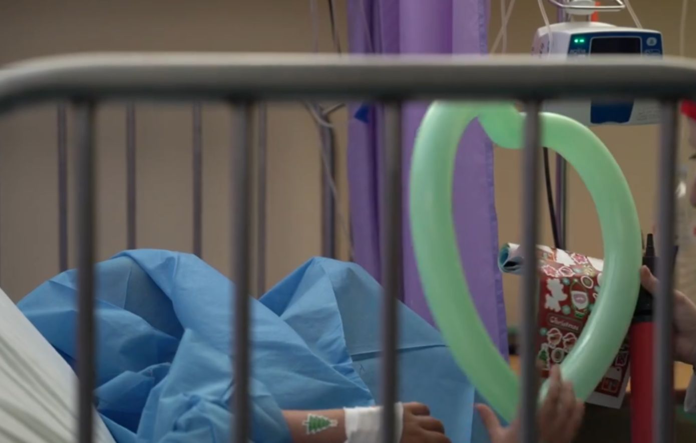 «Ξωτικά» επισκέφθηκαν το Παίδων και τραγούδησαν κάλαντα σε νοσηλευόμενα παιδιά – Δείτε το βίντεο