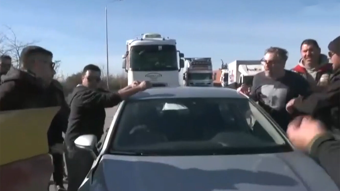 Όχημα συγκρούστηκε με τρακτέρ στα Μάλγαρα