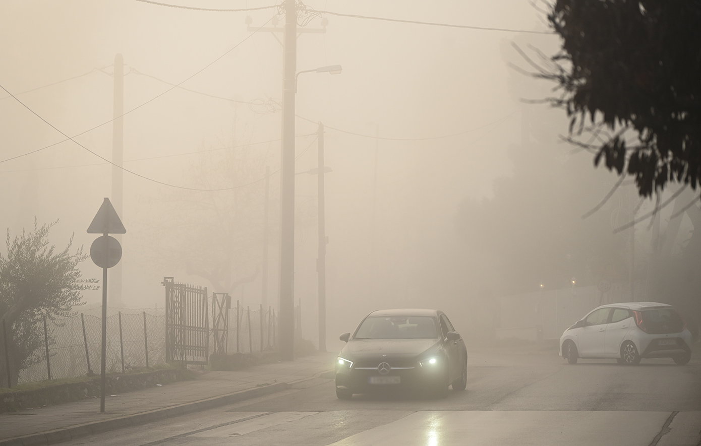 Καιρός: Τοπικές βροχοπτώσεις και μείωση θερμοκρασίας κυρίως στα βόρεια – Ιδιαίτερη προσοχή λόγω ομίχλης