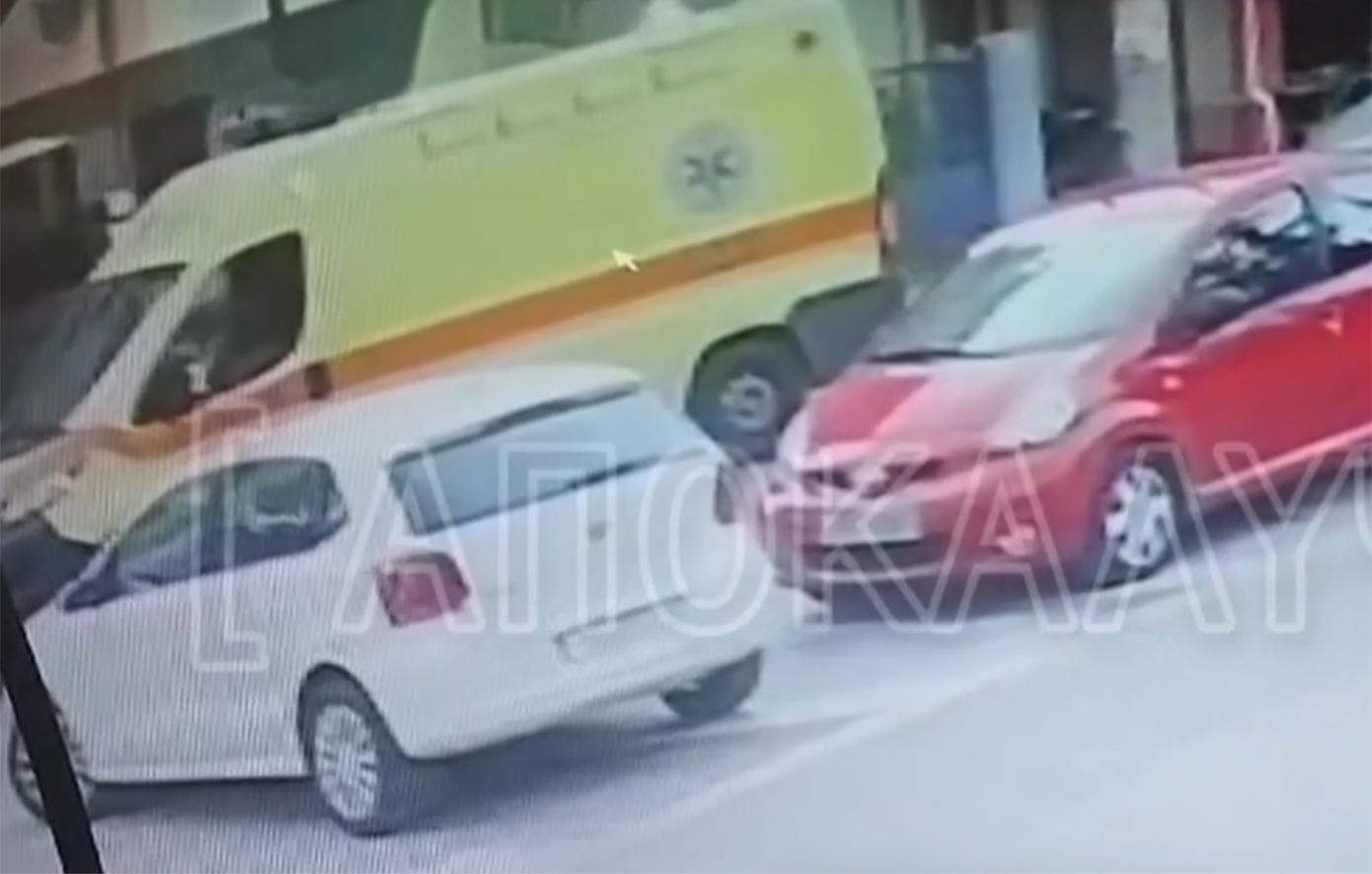 Η στιγμή που ασθενοφόρο παραλαμβάνει τον τραυματισμένο 14χρονο στο Χολαργό: Το μήνυμα για τη συνάντηση-παγίδα