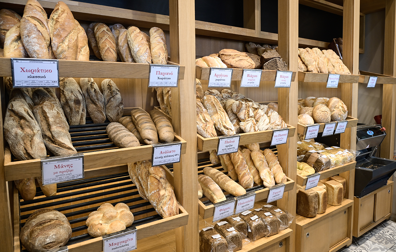 Ουρές μέχρι τα πεζοδρόμια έξω από τους φούρνους στη Θεσσαλονίκη για τις τελευταίες βασιλόπιτες