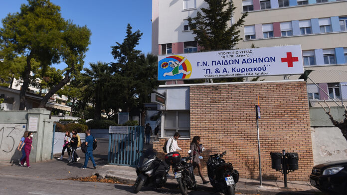 Εκρηκτική άνοδος της γρίπης και ιώσεων στα παιδιατρικά νοσοκομεία τα Χριστούγεννα – Τα συμπτώματα