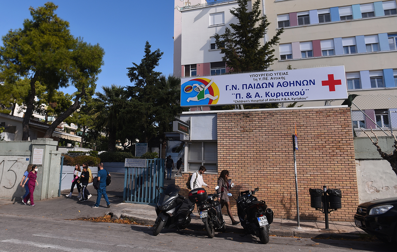 Εκρηκτική άνοδος της γρίπης και ιώσεων στα παιδιατρικά νοσοκομεία τα Χριστούγεννα – Τα συμπτώματα