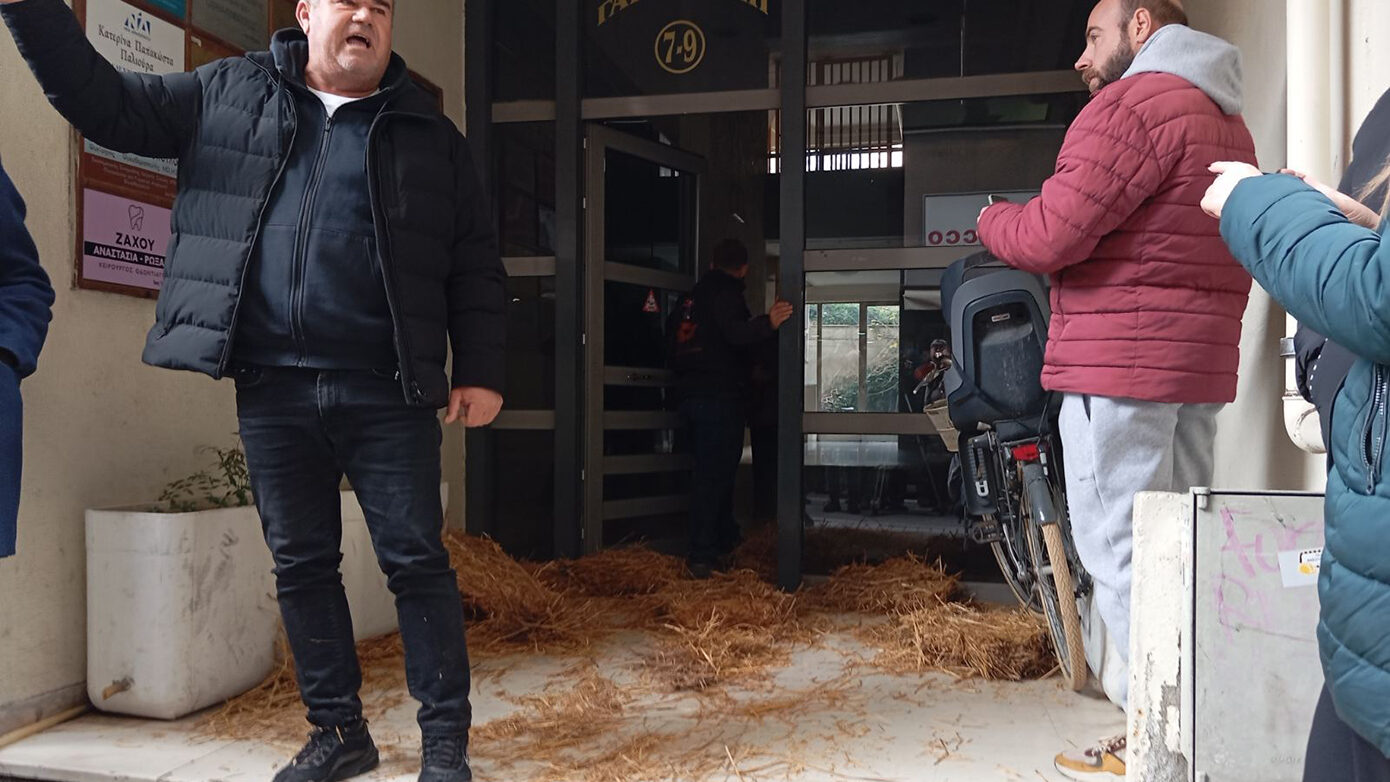 Στην καρδιά των Τρικάλων, οι αγρότες με τρακτέρ εκτόξευσαν σανό σε βουλευτικά γραφεία