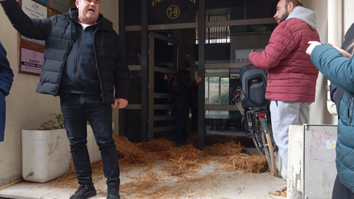 Στην καρδιά των Τρικάλων, οι αγρότες με τρακτέρ εκτόξευσαν σανό σε βουλευτικά γραφεία