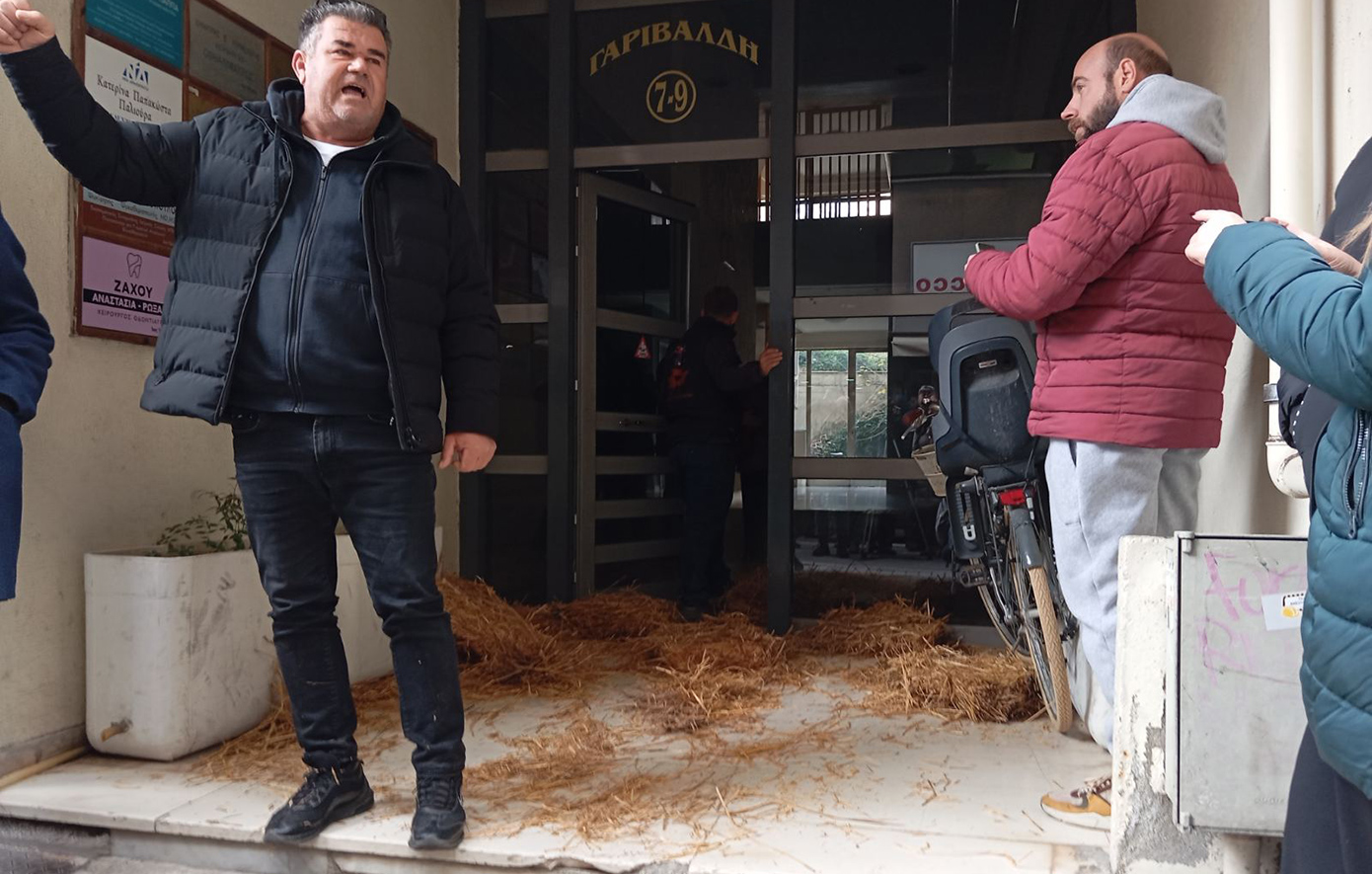 Στην καρδιά των Τρικάλων, οι αγρότες με τρακτέρ εκτόξευσαν σανό σε βουλευτικά γραφεία