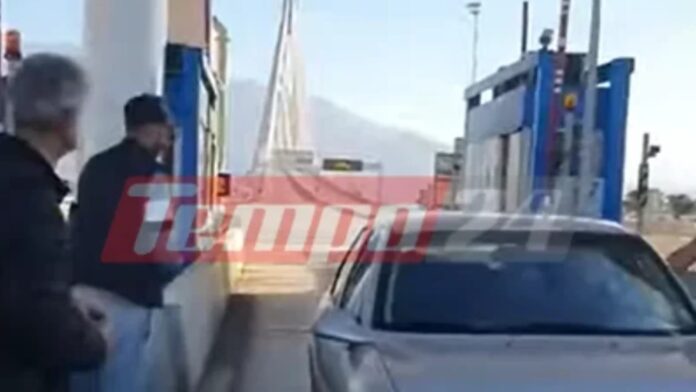Αγρότες άνοιξαν τις μπάρες στα διόδια της γέφυρας Ρίου-Αντιρρίου