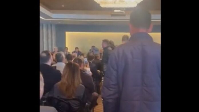 Αγρότες της Περιφέρειας Αττικής διαμαρτύρονται στη συνεδρίαση της ΠΕΔΚΜ με τον Θ. Λιβάνιο (Βίντεο)