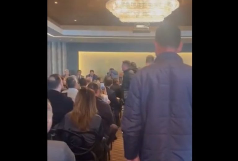 Αγρότες της Περιφέρειας Αττικής διαμαρτύρονται στη συνεδρίαση της ΠΕΔΚΜ με τον Θ. Λιβάνιο (Βίντεο)