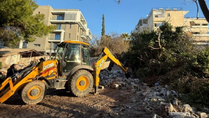 Απομάκρυνση επικίνδυνων ουσιών από εγκαταλελειμμένο κτίριο στην Άνω Πεύκη