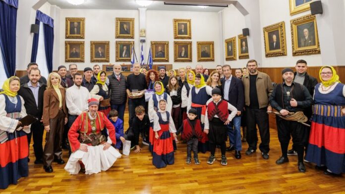 Χριστουγεννιάτικες μελωδίες και εορταστικά κάλαντα στο Δημαρχείο Πειραιά