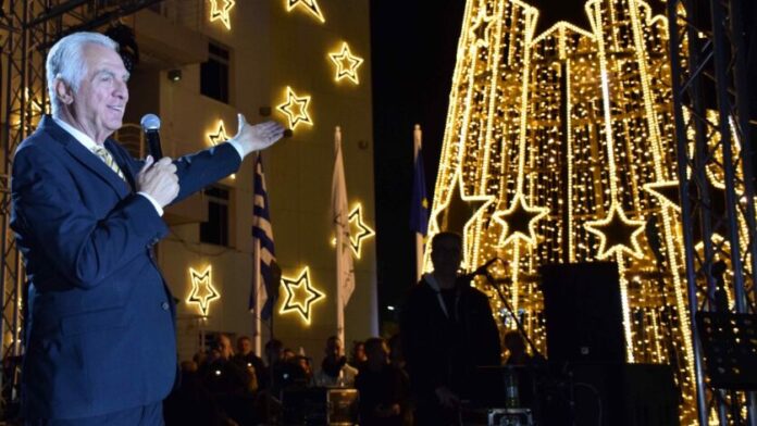Πλήθος κόσμου στο Περιστέρι για την έναρξη της φωταγώγησης του Χριστουγεννιάτικου Δέντρου