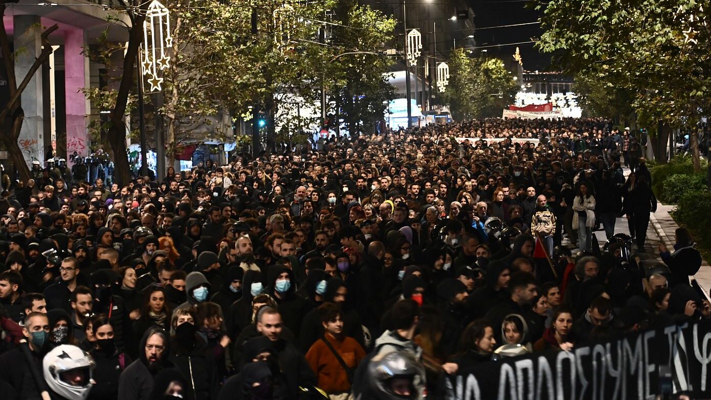 Προχωρά η πορεία μνήμης για τον Αλέξανδρο Γρηγορόπουλο στο κέντρο της Αθήνας – Ποιοι δρόμοι είναι κλειστοί
