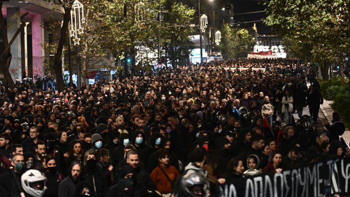 Προχωρά η πορεία μνήμης για τον Αλέξανδρο Γρηγορόπουλο στο κέντρο της Αθήνας – Ποιοι δρόμοι είναι κλειστοί