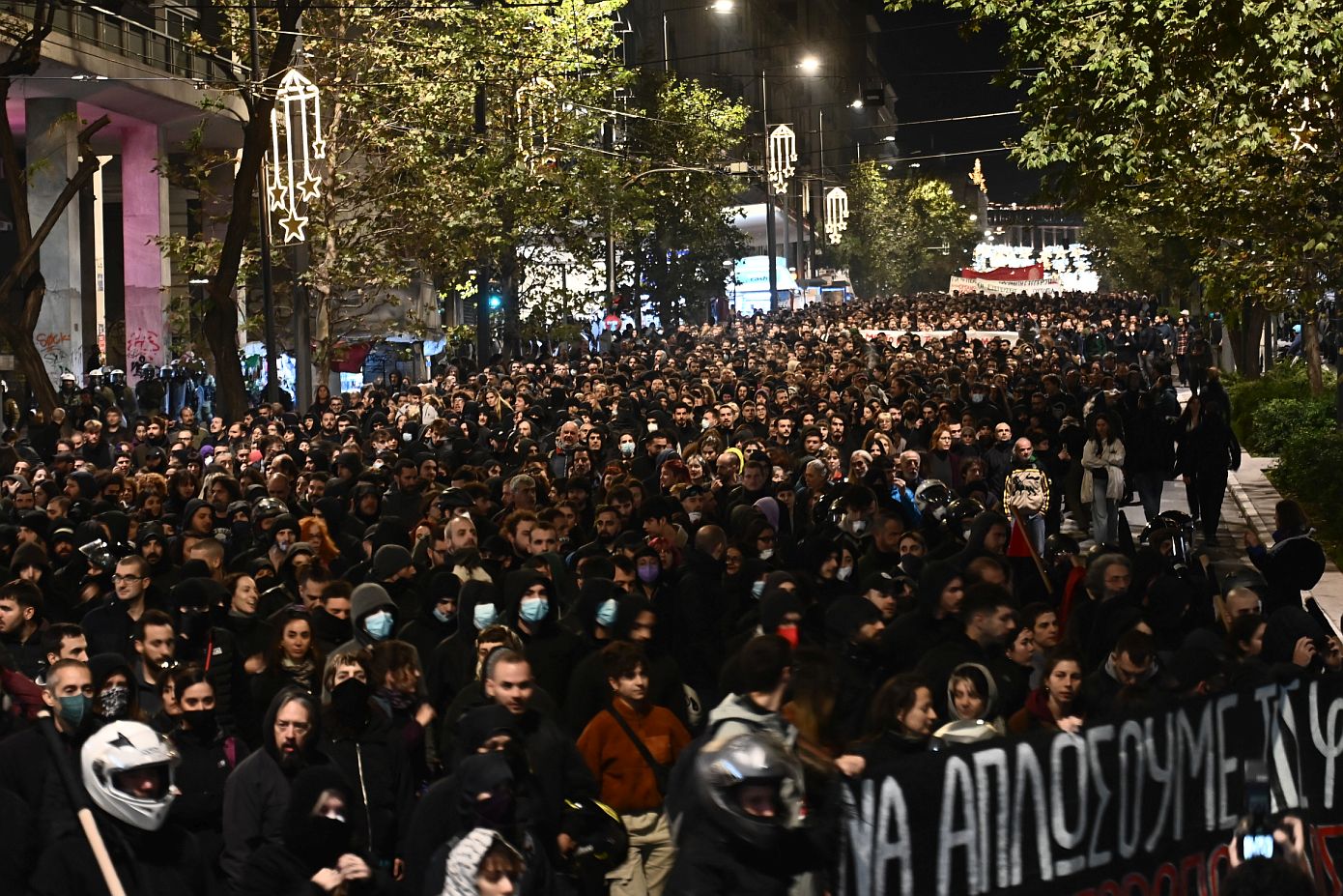 Προχωρά η πορεία μνήμης για τον Αλέξανδρο Γρηγορόπουλο στο κέντρο της Αθήνας – Ποιοι δρόμοι είναι κλειστοί