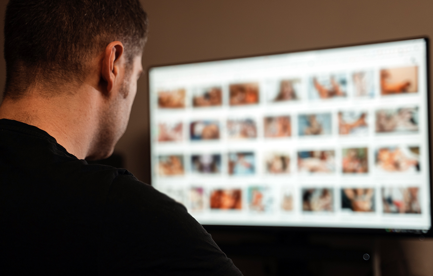 Χειροπέδες σε 25χρονο που διακινούσε υλικό σεξουαλικής κακοποίησης με ανήλικα